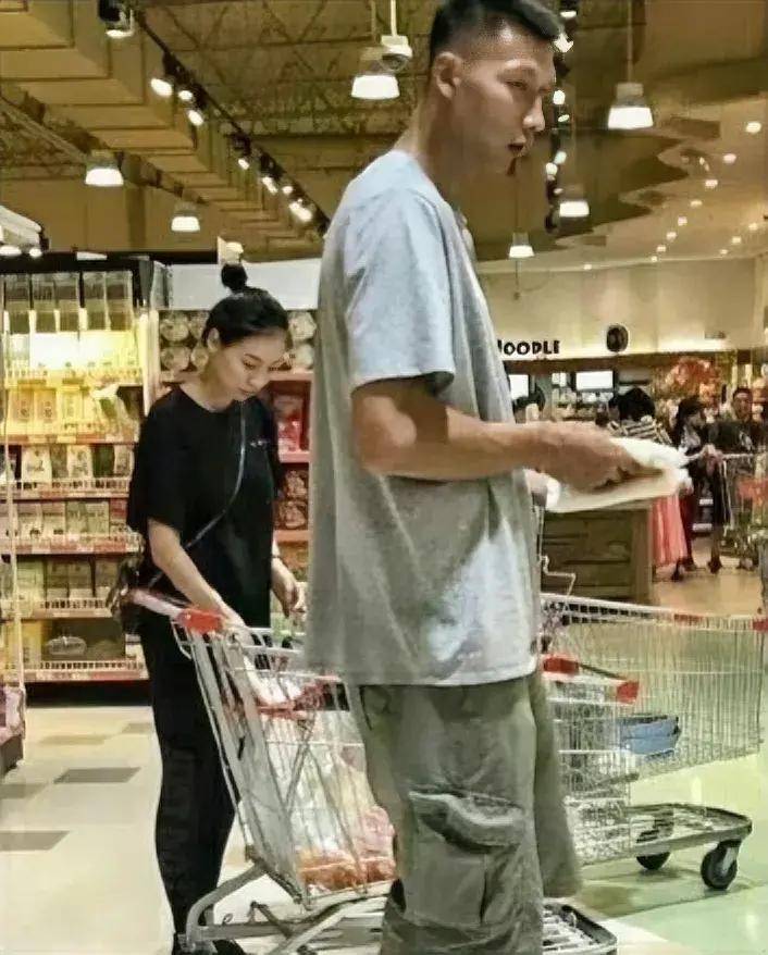 详细阅读:易建联老婆荆灵身高(易建联妻子荆灵怎么认识的) 易建联老婆荆灵身高(易建联妻子荆灵怎么认识的)